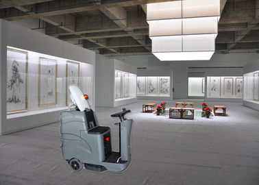 La pulizia industriale del pavimento del museo di arte lavora il piccolo risparmio energetico a macchina di forma