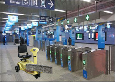 Giro al suolo regolare sulla macchina di pulizia del pavimento nelle stazioni della metropolitana