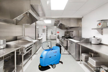 Passeggiata di Dycon FS20 dietro l'impianto di lavaggio del pavimento con il grande serbatoio pieno automatico per la cucina