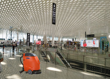 Passeggiata dell'aeroporto del cavo elettrico dietro controllo arancio dello SpA di colore dell'impianto di lavaggio automatico